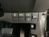 ハンドルの右側にはヘッドライトレベライザーとHondaセンシング用のメインスイッチがついています。ヘッドライトレベライザーは道路状況や積荷の加重に応じてライトの高さを調節できます。