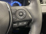 ステアリングスイッチ付きで、運転中に視線を前に向けたまま操作できます。