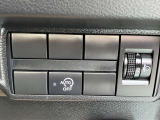 【アイドリングストップ】車両が停まると、エンジンも停止します。ガソリンの節約にもなります。ブレーキを離す、ハンドルを左右に動かすことでエンジンがかかりますので、発進もスムーズにできます。