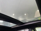【ガラスルーフ】ガラスルーフ搭載で車内の解放感が一気にアップ!開放的なドライブをお楽しみいただけます。