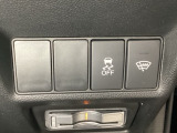 VSA装備車です。VSAはドライバーの操作と車の動きを見守っています。もし車の挙動が乱れたとき、4輪別々にブレーキをかけたり、エンジンパワーをしぼることによって車を安定させます。