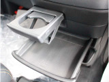 操作性に優れた運転席となります!小物入れや各ボタンの配置にこだわり、使いやすいです!座り心地もよく視認性も良好なのでロングドライブもお任せ下さい!