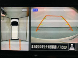 【アラウンドビューモニター】まるでクルマを真上から見ているようなアラウンドビューモニターで運転をサポート。運転席から見えにくい車の四隅や後方もモニターでしっかり見えます。