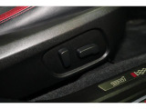 理想のシートポジションを叶えてくれる電動パワーシート。前後や高さの位置を自由に調整することができます。