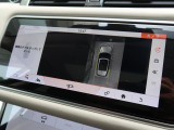 ボディの目立たない位置に設置された4台のデジタルカメラにより、車の周囲360度のオーバーヘッドビュー表示。それぞれのカメラを単独もしくは2か所表示することも可能。狭い場所や出入口なども安心できます!