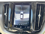 【360&deg;ビューカメラ】4台の高解像度カメラで360度の鳥瞰図を表示。隣の車や壁、死角にある障害物などを画面で確認できるため、狭いスペースでの駐車・出入りも安心です。
