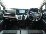 ◆視界広々で非常に運転しやすくロングドライブでも疲れを感じさせないすっきりとまとまったインパネ周りです。