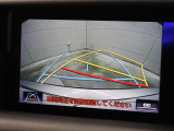 車庫入れや縦列駐車などの際に、後退操作の参考になるガイドラインをモニター画面に表示します。