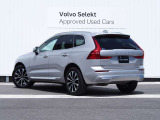XC60の彫刻のようなエクステリアは、停まっているときでさえ動きを感じさせるダイナミックな造形。スカンジナビアンデザインの伝統に根ざしたそのスタイルは、すべてのディテールに美しさと機能性が息づいています
