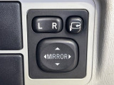 【電動格納ミラー】サイドミラーは電動格納式となっており、狭い駐車場でもキズがつくリスクを抑えられます。