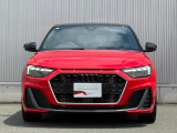 日本人デザイナーの発案によって2005年から採用されている、「シングルフレームグリル」。ひと目でAudiとわかる象徴的なデザインはAudiのブランドイメージを確立しています。