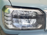【LEDヘッドライト】悪天候や夜間走行時も良好な視界を確保し安心して運転できる高輝度LEDヘッドライトを装備!点灯速度が早く、消費電力も抑えられています。