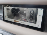 サラウンドカメラ(360&deg;カメラ)『車載のカメラを駆使し、車を真上から見下ろしている映像に変換、センターディスプレイに表示させ、安全な駐車をサポート。縦列駐車や狭い場所への駐車に大きく役立ちます。』