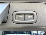 【パワーバックドア】スマートキーや運転席のボタンを押すだけでリアゲートが自動で開閉します!荷物を持っている時や、高い位置にあるバックドアを閉める際に便利な機能です。