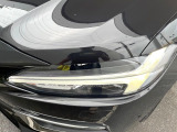 【LEDヘッドライト】明るく眩しいハイビームを先行車や対向車に照射しないオートハイビームを備えたLEDヘッドライト。北欧神話に登場するトールハンマーをモチーフにした、一目でボルボとわかるデザイン。
