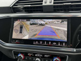 ●サラウンドビューカメラ『車両の4つのカメラから得た映像を合成し、上空から眺めているような映像をモニターに映し出します。車両周辺の歩行者や障害物などの発見に役立ちます。』
