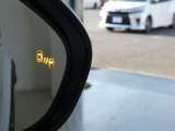 隣車線を走る車両をレーダーで検知し、ドアミラーでは確認しにくい後側方エリアに存在する車両に加え、急接近してくる車両も検知します。車両を検知するとドアミラーに搭載されたLEDインジケーターが点灯します。