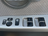 【電動格納ミラー】サイドミラーは電動格納式となっており、狭い駐車場でもキズがつくリスクを抑えられます。