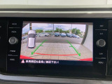 ギアをリバースに入れると車両後方の映像を映し出します。画面にはガイドラインが表示され、車庫入れや縦列駐車などの際に安全確認をサポートします。