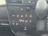 フルオートエアコン搭載。温度設定だけで、車内はいつも快適な空間を維持できます。