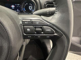 ステアリングスイッチ付きで、運転中に視線を前に向けたまま操作できます。