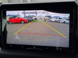 【バックカメラ】駐車時に後方がリアルタイム映像で確認できます。大型商業施設や立体駐車場での駐車時や、夜間のバック時に大活躍!運転スキルに関わらず、今や必須となった装備のひとつです!