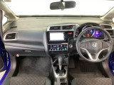【前方視界】開放的な前方視界!運転がしやすく疲れにくいです♪窓が大きく、見通しがとっても良いおクルマですよ♪
