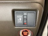 左側電動スライドドアは運転席からでも操作ができるように、ハンドル付近に開閉の操作スイッチが付いています。