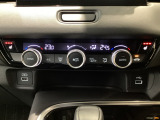 オートエアコンは左右席で独立温度コントロールが可能です。運転席はキンキンに冷やして助手席はマイルドにと言った設定が可能です☆暑さ寒さでケンカすることもなくなりますね♪