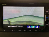 【バックカメラ】運転が苦手な方も車庫入れラクラクです!ギアをリバースに入れれば自動的に切り換わりますので、面倒な操作は不要です♪狭い駐車場もお車を傷つけず安心ですね!