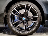 BMWの純正アロイホイールは軽量かつ強度にも優れているホイールで走行性能を引き上げる設計になっております。足元にもBMWは妥協がなくこだわっている個所になります。