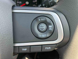 全車速追従機能付きアダプティブクルーズコントロールの操作スイッチです。遠出のお出かけで使用する高速道路の運転が楽になって疲労軽減につながる大変便利な機能です!