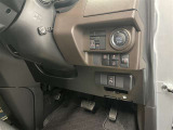 運転席周辺にある各種スイッチ画像です。電動スライドドアの開閉操作やエンジンスタートボタン、駐車支援システム関連のスイッチが装備されています(^^)