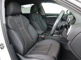 Audi車はどの車種も全てレザーハンドルです。そこにはAudiのこだわりがあり質感の高いレザーでしっかりと手に馴染み、高級感を演出します。