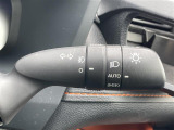 【オートライト(AUTO)】外の明るさをシステムが感知して、自動でヘッドライトが点灯します。ヘッドライトをつけ忘れを防ぐ便利機能です。