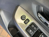 狭い駐車場で便利な電動格納ドアミラーが付いています。