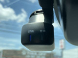 【ドライブレコーダー】走行中の映像を記録します。事故などのトラブル時に確認ができ、証拠映像としても役に立つだけでなく、危険運転などの抑止にも効果があります。