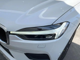 【LEDヘッドライト】明るく眩しいハイビームを先行車や対向車に照射しないオートハイビームを備えたLEDヘッドライト。北欧神話に登場するトールハンマーをモチーフにした、一目でボルボとわかるデザイン。