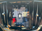 【360&deg;ビューカメラ】4台の高解像度カメラで360度の鳥瞰図を表示。隣の車や壁、死角にある障害物などを画面で確認できるため、狭いスペースでの駐車・出入りも安心です。