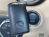【アドバンストキー】カバンやポケットに入れたままでもドアの施錠・解錠が可能なスマートキーを装備。エンジンのオン・オフ時もカギを取り出す必要が無いからとっても便利です♪