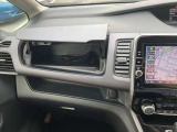 助手席側前に豊富な収納があります!小物やティッシュボックスなど、コンパクトに収納できます。