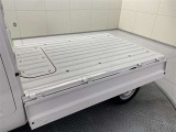 荷台はリアだけでなく両サイドも開く三方開です。