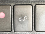 【パワーバックドア】スマートキーや運転席のボタンを押すだけでリアゲートが自動で開閉します!荷物を持っている時や、高い位置にあるバックドアを閉める際に便利な機能です♪