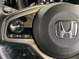 ステアリングスイッチがついていますので、オーディオのチャンネル変更、ボリューム、ジャンル変更が操作可能です。ハンドルから手を離さず安全に操作できます。