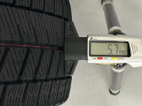 冬タイヤの残り溝は5.7mmです。スリップラインからは3.9mmとなっております。