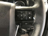 ステアリングスイッチ付きで、運転中に視線を前に向けたまま操作できます。