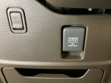 アクセサリーソケットはUSBのアダプターなどをつければ、スマホの充電にも使えます。周辺には物が置けるボックスがついています。
