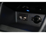 小物の収納に便利なセンタートレイには携帯等のデバイスの充電可能なUSB出力電源付です。