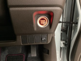 【ENGINE START/STOP】スマートキーをポケットやバッグに入れたままで、キーを差し込むことなくボタンを押すだけでエンジンが始動します。