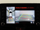パノラミックビューモニター付きです。車両を上から見たような映像をモニター画面に表示。運転席からの目視では見にくい、車両周辺の状況をリアルタイムでしっかり確認できます。